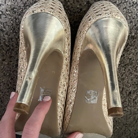 Audrey Brooke Gold Heels - Picture 4 of 6